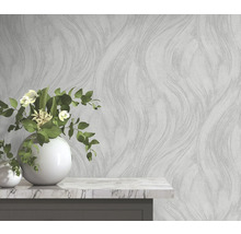 Woonkamer met patroonbehang en decoratie