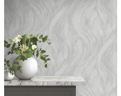 Woonkamer met patroonbehang en decoratie