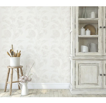 Woonkamer met behang met bloemenmotief, keukengerei en glazen kast