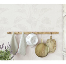 Wand met bloemenbehang, handdoekhouder met theedoeken, vergiet en snijplanken.