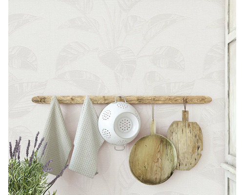 Wand met bloemenbehang, handdoekhouder met theedoeken, vergiet en snijplanken.