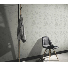 Interieur met bladbehang, stoel en kapstok