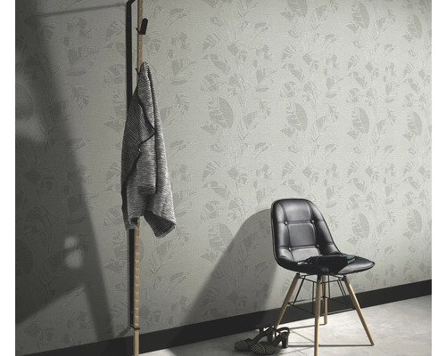 Interieur met bladbehang, stoel en kapstok