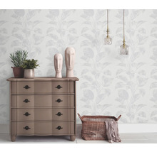 Woonkamer met patroonbehang, commode, decoratie en verlichting