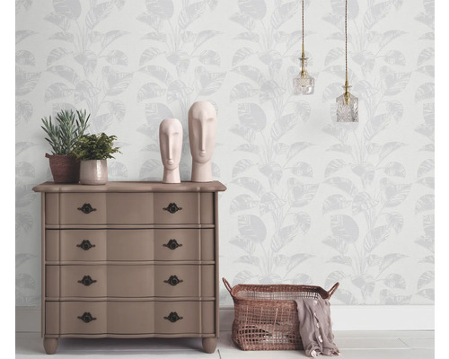 Woonkamer met patroonbehang, commode, decoratie en verlichting