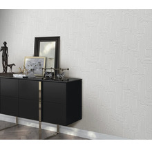 Woonkamer scène met een zwarte commode en behang met een geometrisch patroon