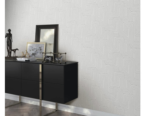 Woonkamer scène met een zwarte commode en behang met een geometrisch patroon