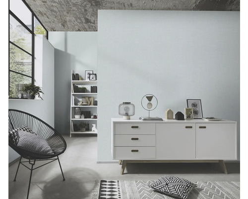 Lichte ruimte met mintkleurig behang, dressoir en decoraties