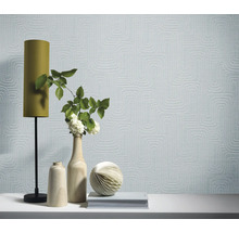 Kamer met patroonbehang, lamp en decoratieve objecten