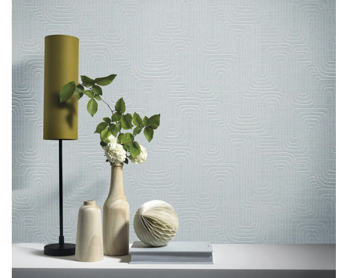 Kamer met patroonbehang, lamp en decoratieve objecten