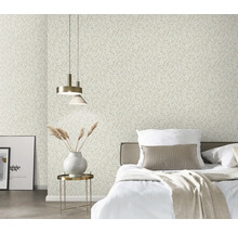 Slaapkamer met behang met bladerpatroon, bed en bijzettafel