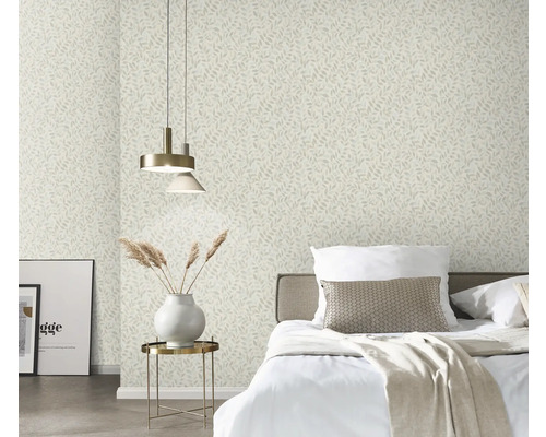 Slaapkamer met behang met bladerpatroon, bed en bijzettafel