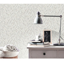 Kamer met behang met bladerpatroon, tafellamp en decoraties