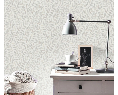 Kamer met behang met bladerpatroon, tafellamp en decoraties