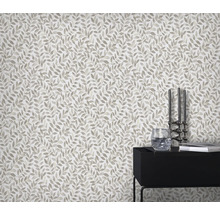 Scene met een behang met bladmotief en een nachtkastje