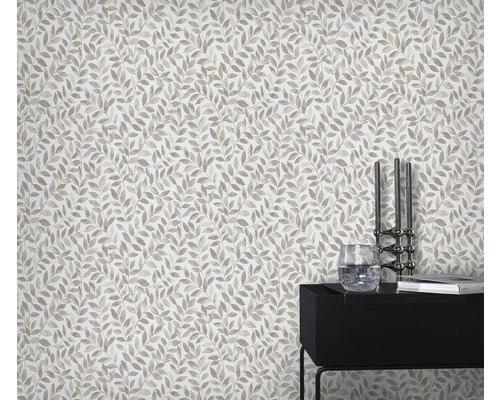 Scene met een behang met bladmotief en een nachtkastje