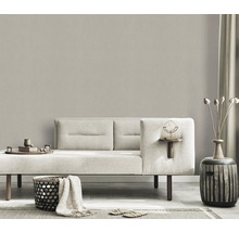 Modern ingerichte woonkamer met bank, decoratie en vloerkleed