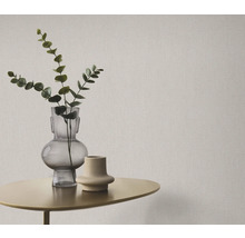 Close-up van een patroonbehang met tafel en vazen