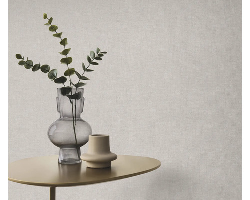 Close-up van een patroonbehang met tafel en vazen