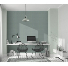 Lichte werkkamer met bureau, computer en twee stoelen