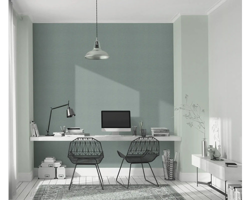 Lichte werkkamer met bureau, computer en twee stoelen