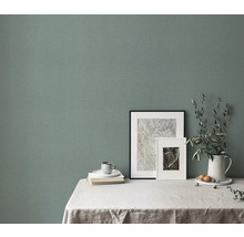 Close-up van een muur met textielbehang in een woonkamer