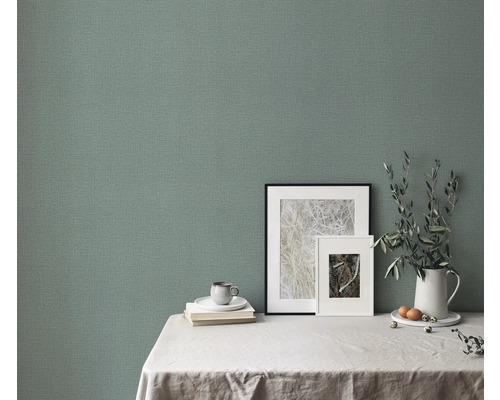 Close-up van een muur met textielbehang in een woonkamer