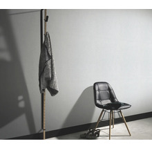 Kamer met kapstok, jas, stoel en schoenen