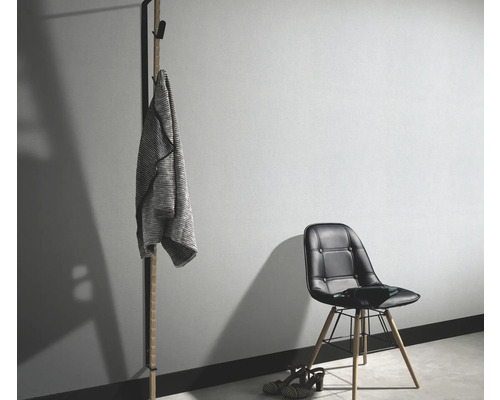 Kamer met kapstok, jas, stoel en schoenen