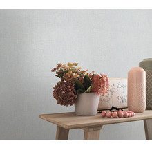 Close-up van een gestructureerd behang met decoraties op een houten tafel