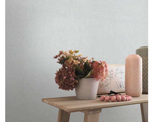 Close-up van een gestructureerd behang met decoraties op een houten tafel