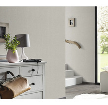 Woonkamer met gestructureerd behang op de muur