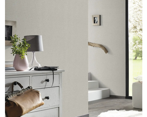 Woonkamer met gestructureerd behang op de muur