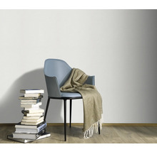 Decoratieve ambiance met stoel, deken en stapel boeken