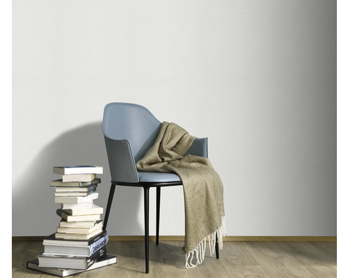 Decoratieve ambiance met stoel, deken en stapel boeken