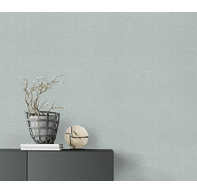 Scene met vliesbehang, kast, decoratie en plant