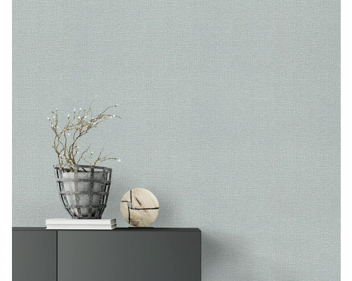 Scene met vliesbehang, kast, decoratie en plant