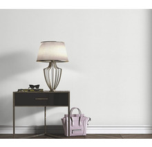 Decoratief interieur met tafellamp, nachtkastje, handtas en accessoires