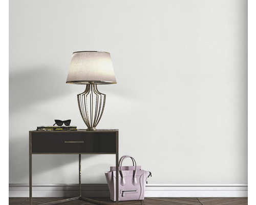 Decoratief interieur met tafellamp, nachtkastje, handtas en accessoires