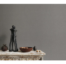 Grijze vinyl behang met textielstructuur en stilleven decoratie op een tafel