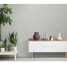 Woonkamer met patroonbehang en modern dressoir