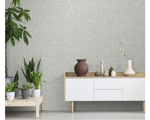 Woonkamer met patroonbehang en modern dressoir