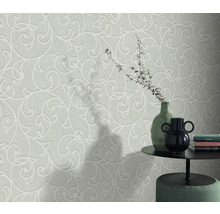 Behang met bloemmotief in woonkamer met tafel en decoratie