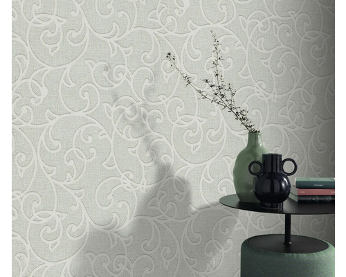 Behang met bloemmotief in woonkamer met tafel en decoratie