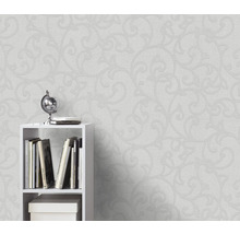 Muur met vliesbehang met wijnrankpatroon