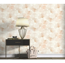 Wanddecoratie met bloemenbehangpatroon, nachtkastlamp en handtas.