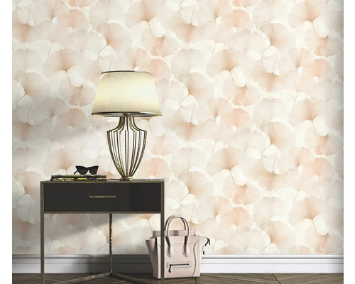 Wanddecoratie met bloemenbehangpatroon, nachtkastlamp en handtas.