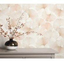 Woonkamer scène met patroonbehang, tafel en vaas met takken