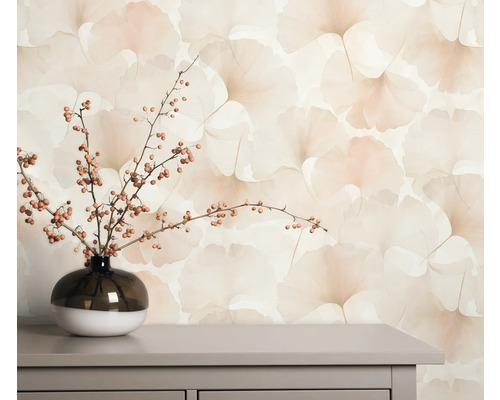 Woonkamer scène met patroonbehang, tafel en vaas met takken