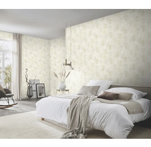 Slaapkamer met patroonbehang, bed, tapijt en decoraties